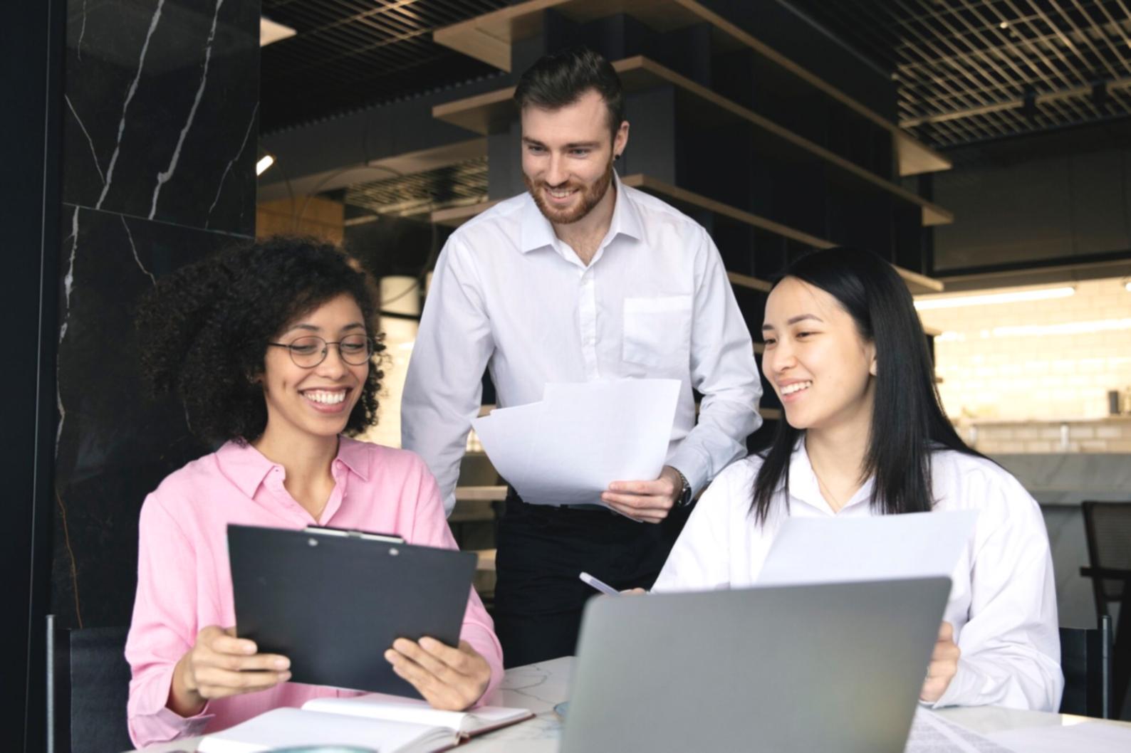 Persona organizando sus finanzas personales